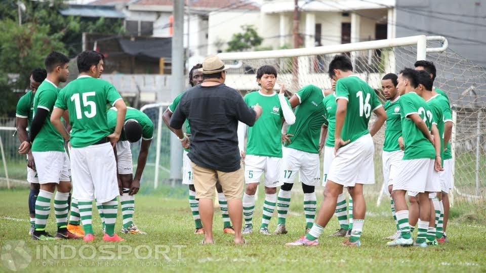 Para pemain MSG melakukan briefing sebelum pertandingan.